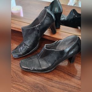 Aerosoles zip up black ankle boot, size 10